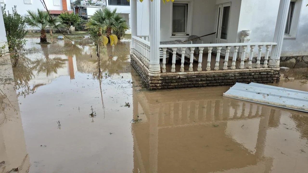 Sağanağın Etkisi Denizde Görüldü! Muğla Bodrum’da Deniz Renk Değiştirdi