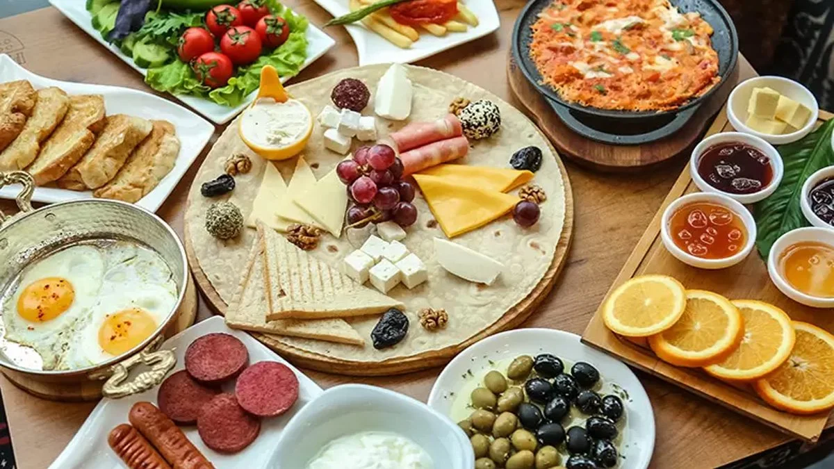 Kahvaltı Sofralarının Vazgeçilmezi Sosis Bağırsak Sağlığını Tehdit Ediyor