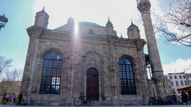 Konya’da Tarihi Aziziye Camii, Turistlerin Yoğun İlgisini Çekiyor