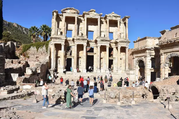 İzmir, 2025’in İlk 4 Ayında 331 Bin 609 Yabancı Turist Ağırladı
