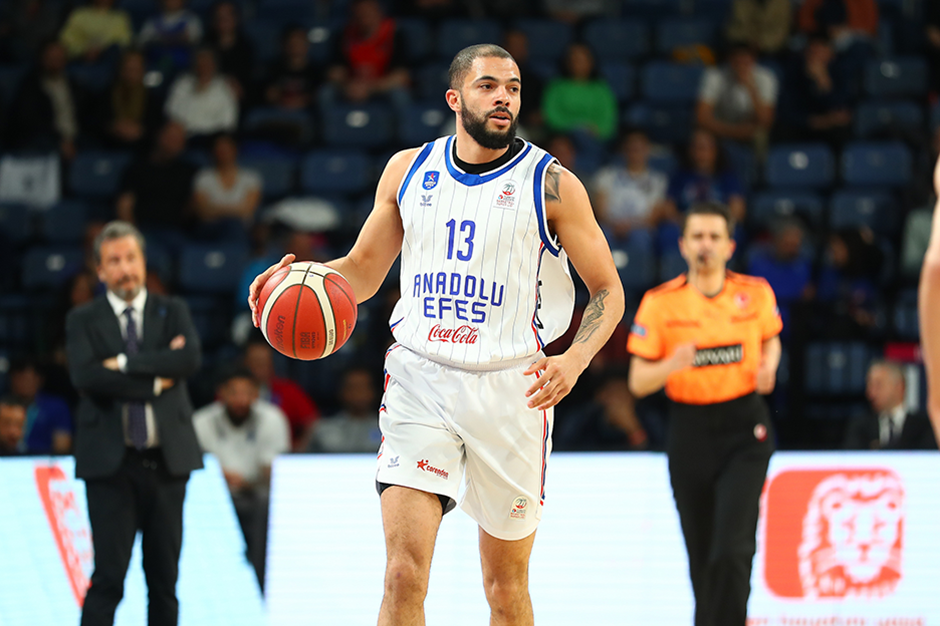 Anadolu Efes sahasında rahat bir galibiyet aldı