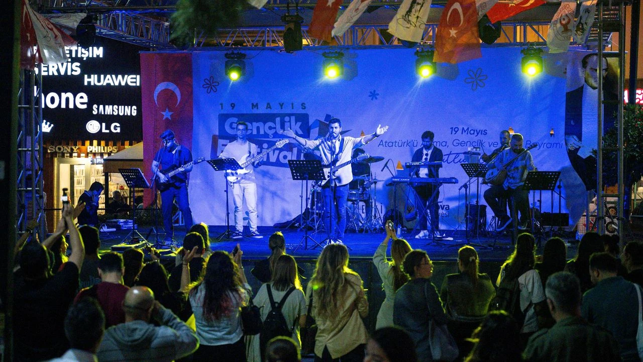 Bornova’da 19 Mayıs Coşkusu: Gençlik Festivali Küçükpark’ta başladı