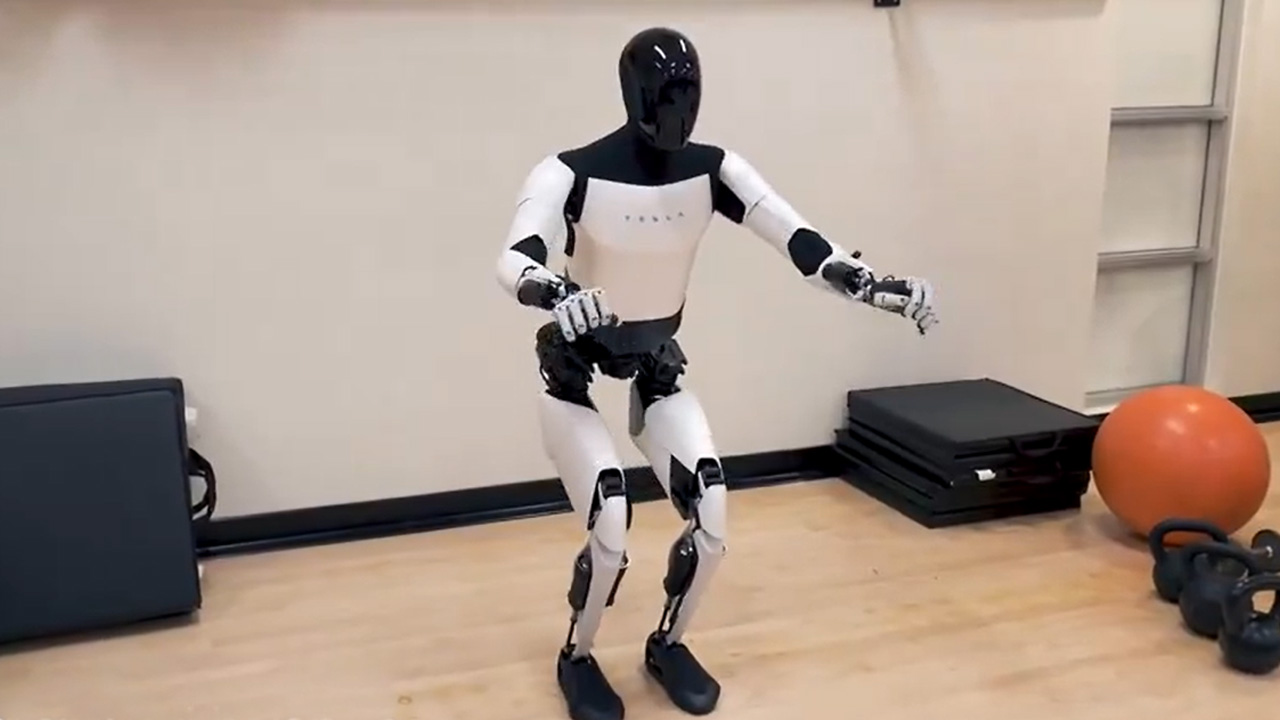 Optimus Robotu, Tesla Etkinliğinde Dans Performansı Sergiledi