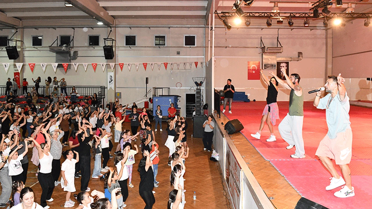 Çiğli’de 19 Mayıs coşkusu dans gösterisiyle taçlandırıldı