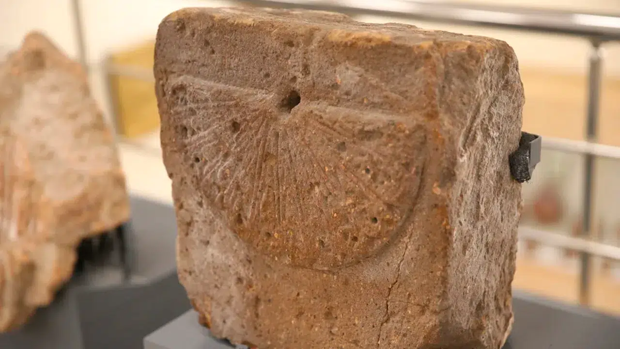 Kars Ani Ören Yeri’nden Çıkan1000 Yıllık Güneş Saati Sergileniyor