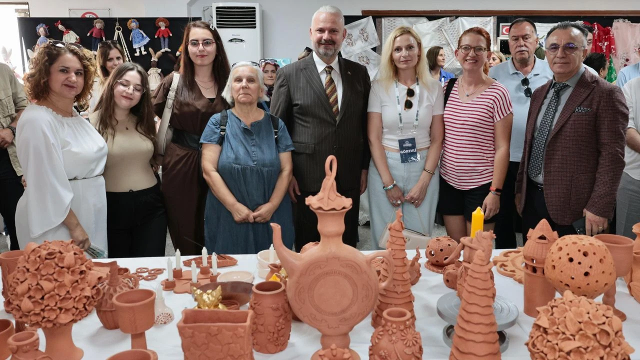 Menemen’de kursiyerlerin yıl sonu sergisi büyük beğeni topladı